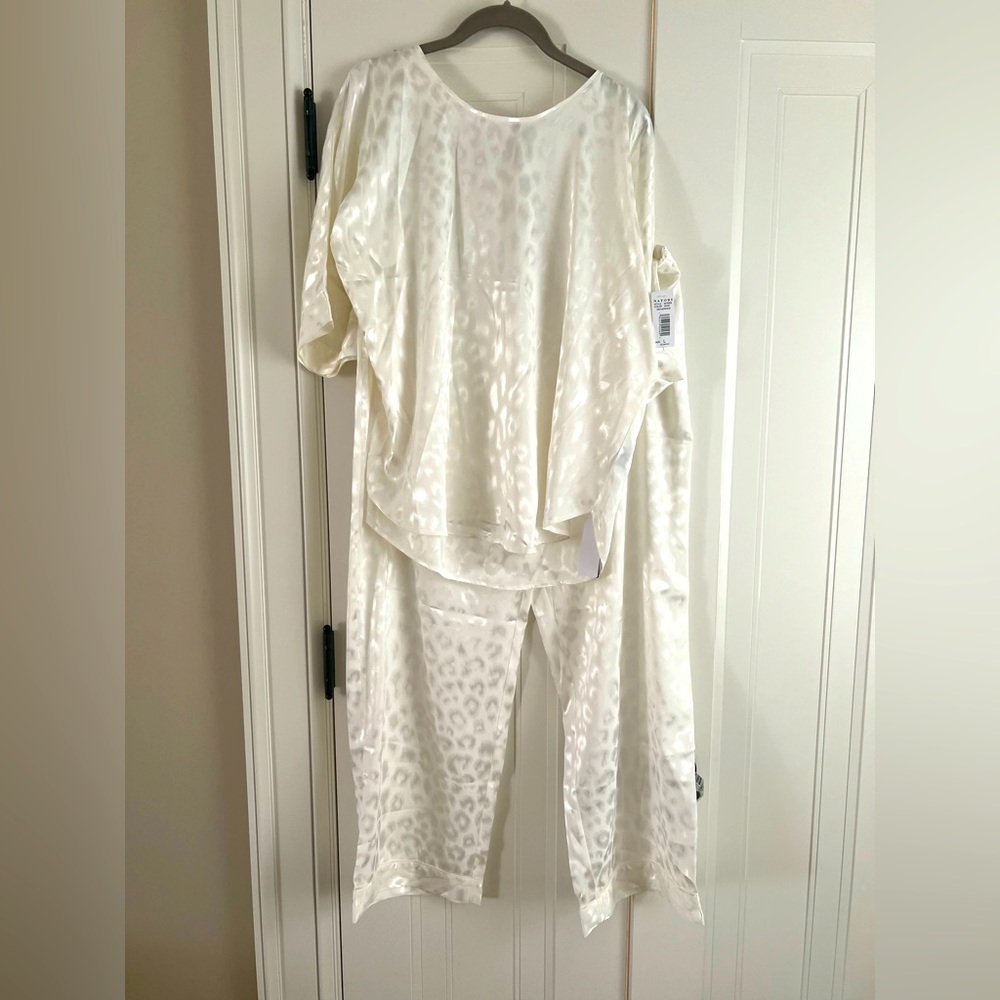 Natori white on white animal, print two piece lounge set